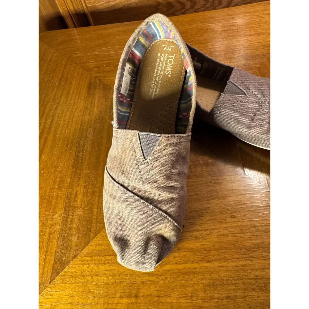 Toms these shoes